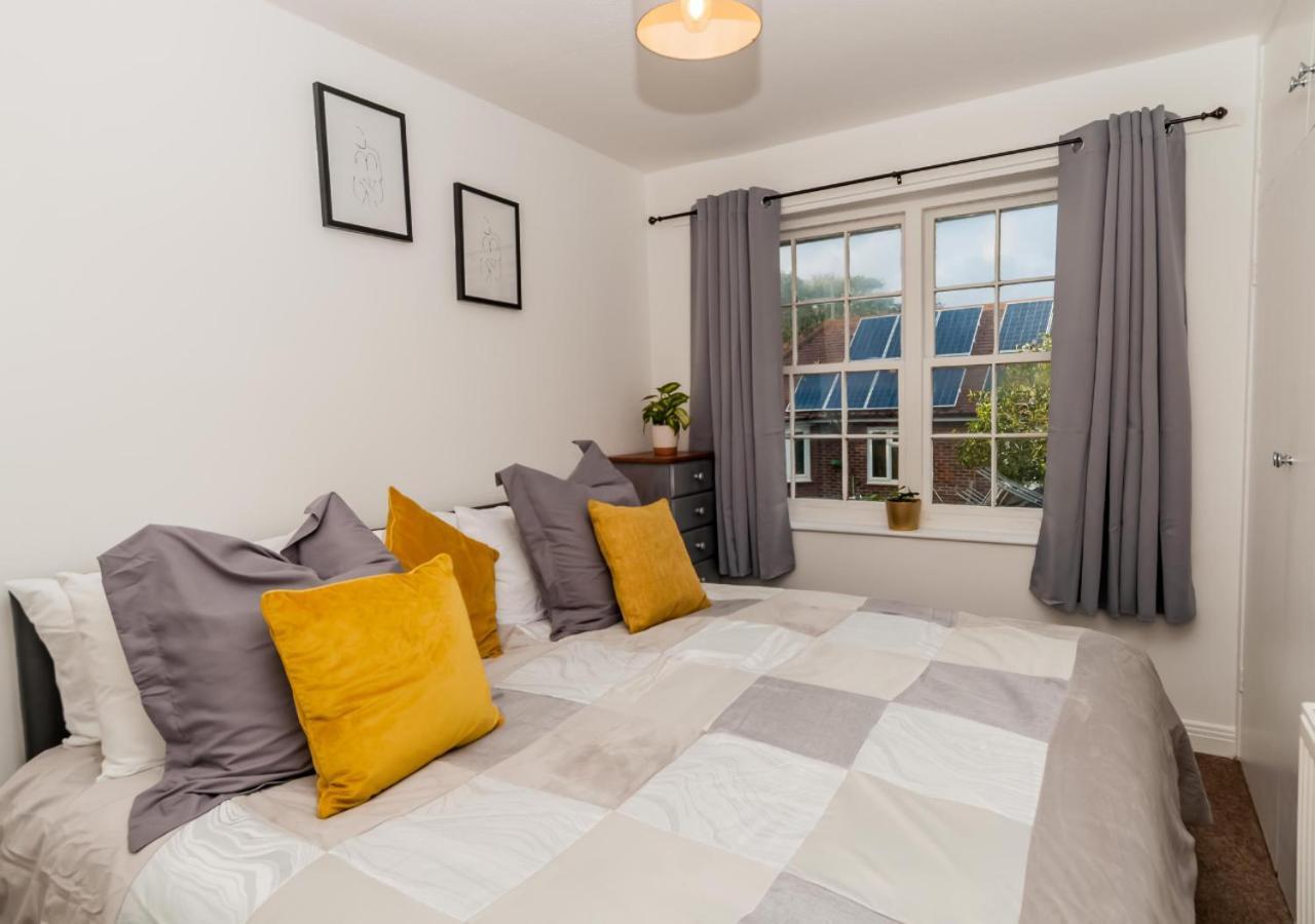 2 Bed Apartment-5 Guests - Business-Relocation-Parking - The Brighton Short Stay & Serviced Apartments المظهر الخارجي الصورة